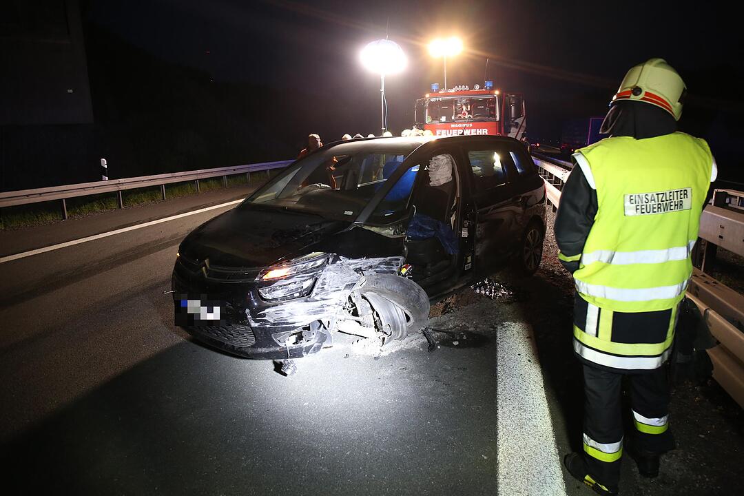 Autofahrerin kracht mehrfach in Leitplanke - Drei Insassen des Wagens verletzt – Feuerwehr muss eingeschlossene Fahrerin befreien