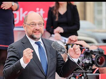 Die SPD verliert in den Umfragen weiter, aber ihr Spitzenkandidat gibt nicht auf. Am Freitagabend schaltete Martin Schulz in Bamberg auf Angriff um. Foto: Matthias Hoch