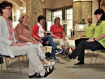 Die Ergotherapeuten Ramona und Lukas Hosenfeld zeigten Besuchern ihre Venengymnastik: "Das kann jeder allein zuhause machen."  Foto: Sigismund von Dobschütz