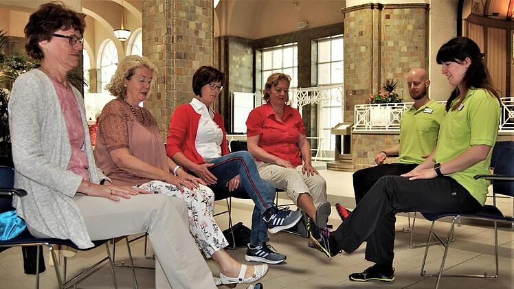 Die Ergotherapeuten Ramona und Lukas Hosenfeld zeigten Besuchern ihre Venengymnastik: "Das kann jeder allein zuhause machen."  Foto: Sigismund von Dobschütz