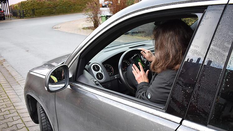 Finger weg vom Handy am Steuer! Foto: Petra Malbrich