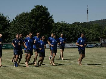 Einige Profis des 1. FC Saarbr&uuml;cken auf dem Fu&szlig;ballplatz des FC Elfershausen. Hinten der markante Fernsehturm bei Feuerthal. Foto: Steffen Standke