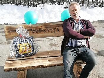 Seinen Ruhestand kann Förderlehrer Herbert Meinunger hin und wieder auf dieser neuen Bank genießen und sich dabei an die lange Zeit seines erfolgreichen Wirkens an der Grundschule Maroldsweisach erinnern.