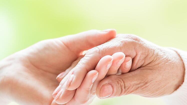 Wer Angehörige pflegt, sollte auf sich selbst achten, denn: "Ich kann nur das geben, was ich habe." Foto: Photographee.eu, stock.adobe