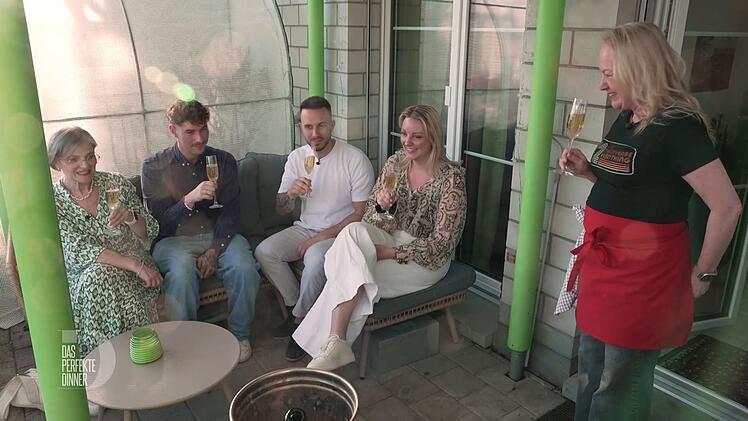 Elena, Kilian, Riccardo, Michelle und Patricia (v.l.n.r.) sto&szlig;en auf die "Dinner"-Woche in Z&uuml;rich an.