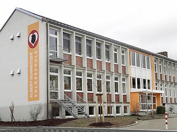 Mit der energetischen Sanierung der Albert-Schweitzer-Volksschule hat die Gemeinde ein weiteres Großprojekt bis auf ein paar Kleinigkeiten abgeschlossen. Die Außenfassade erstrahlt in warmen Farben und die Photovoltaikanlage läuft.  Foto: Elli Stühler