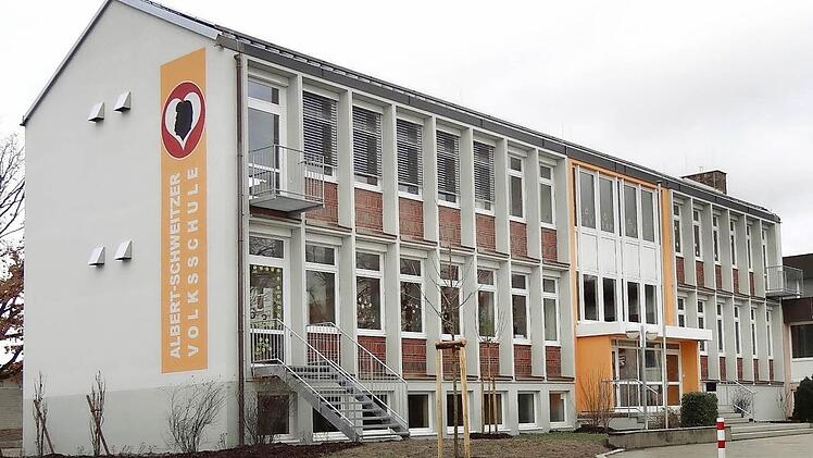 Mit der energetischen Sanierung der Albert-Schweitzer-Volksschule hat die Gemeinde ein weiteres Großprojekt bis auf ein paar Kleinigkeiten abgeschlossen. Die Außenfassade erstrahlt in warmen Farben und die Photovoltaikanlage läuft.  Foto: Elli Stühler