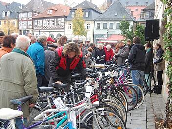 Damenräder führen die Riege der Drahtesel an, die zur versteigerung vor dem Rathaus aufgestellt sind. Fotos: Andreas Welz