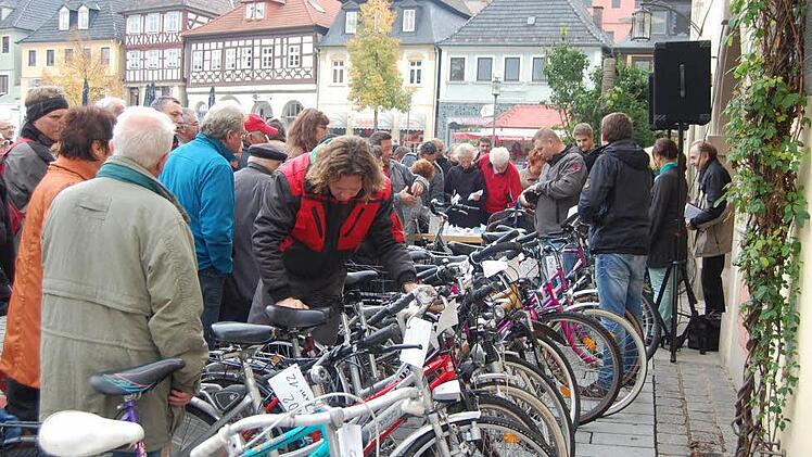 Damenräder führen die Riege der Drahtesel an, die zur versteigerung vor dem Rathaus aufgestellt sind. Fotos: Andreas Welz