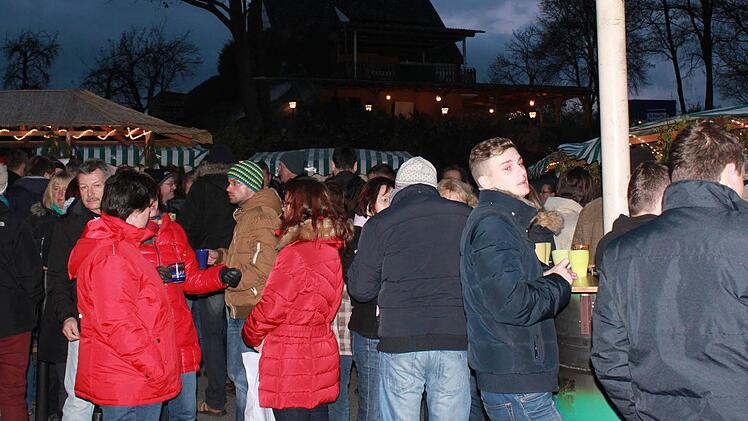 Im Lichterglanz kam, bei Einbruch der Dunkelheit, erste Adventsstimmung auf.  Foto: Becht