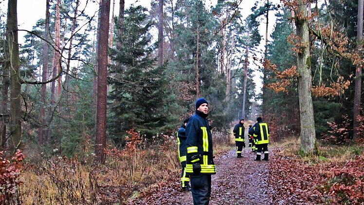 Feuerwehrleute suchten den Neuhauser Wald ab.