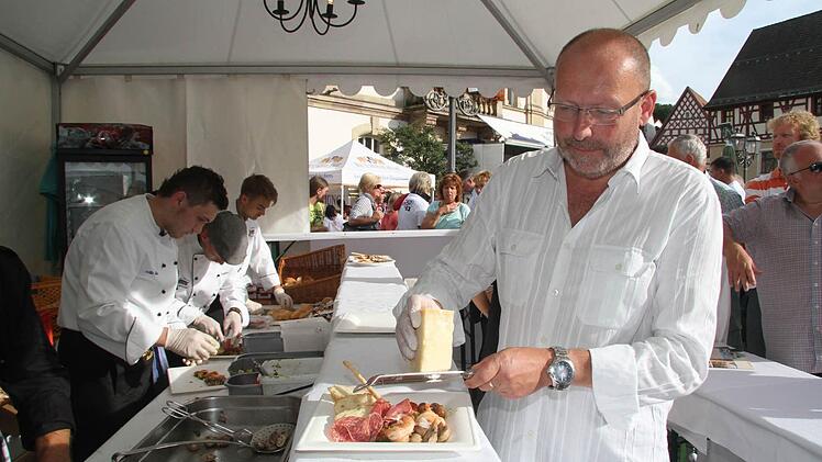 Anzeigenleiter Bernd Seidel von der Bayerischen Rundschau verfeinerte die Antipasti-Platte.