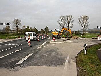 Tüchtig gebaggert wird seit Montag am Heubacher Kreuz.