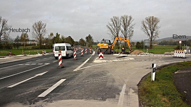 Tüchtig gebaggert wird seit Montag am Heubacher Kreuz.