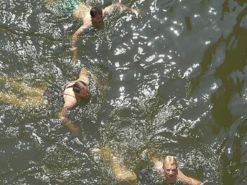 Immer mehr Menschen in Bamberg ziehen den Sprung in natürliche Fließgewässer der Abkühlung im Freibad vor. Dieser Trend birgt aber auch Risiken.  Foto: Ronald Rinklef