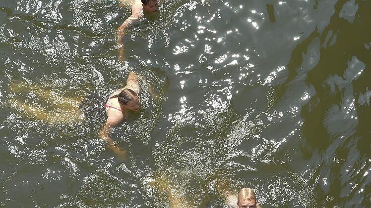 Immer mehr Menschen in Bamberg ziehen den Sprung in natürliche Fließgewässer der Abkühlung im Freibad vor. Dieser Trend birgt aber auch Risiken.  Foto: Ronald Rinklef