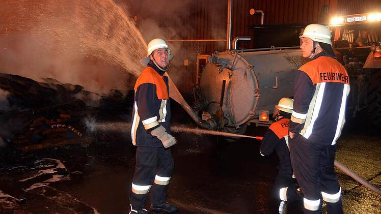 Kampf gegen meterhohe Flammen. Foto: Peter Rauch