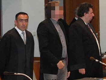 In dem Verfahren wegen schweren Betrugs muss der angeklagte Kulmbacher Ex-Anwalt - hier zusammen mit seinen Verteidigern Walter Bagnoli (links) und Stephan Scherdel - mit einer mehrjährigen Haftstrafe rechnen. Foto: Stephan Tiroch