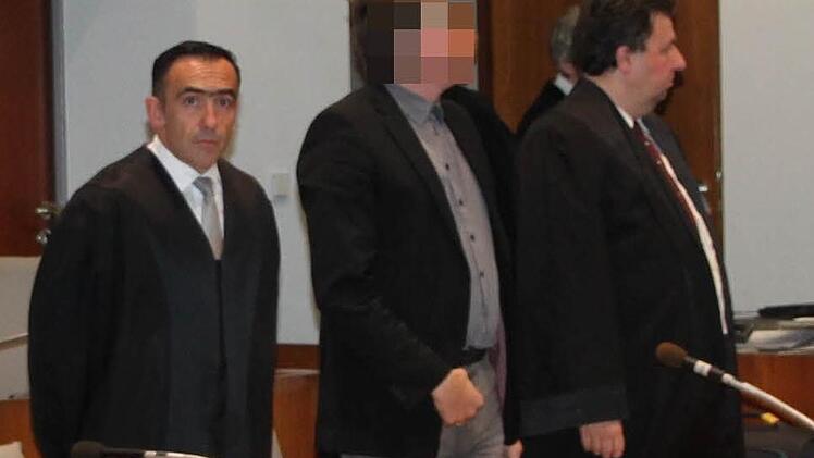 In dem Verfahren wegen schweren Betrugs muss der angeklagte Kulmbacher Ex-Anwalt - hier zusammen mit seinen Verteidigern Walter Bagnoli (links) und Stephan Scherdel - mit einer mehrjährigen Haftstrafe rechnen. Foto: Stephan Tiroch
