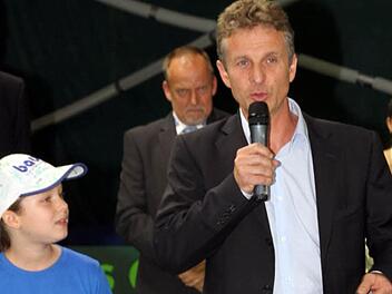 "Helfen Sie uns", appellierte Markus Giegold (r.), der "Turnier-Vater" der Eckentaler Veranstaltung, bei der Siegerehrung an Sponsoren und Zuschauer. Hintergrund: Die ATP-Auflagen steigen an. Foto: Bertram Wagner