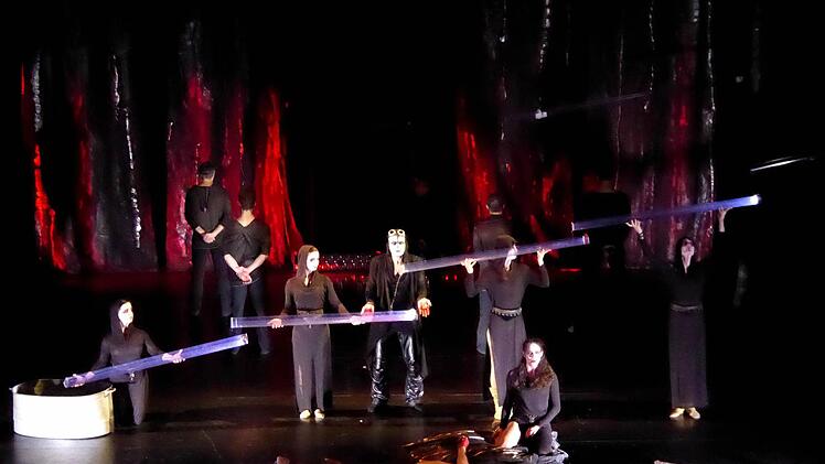 Die Deutsche Tanzkompanie Neustrelitz gastierte im Bad Kissinger Kurtheater mit einer Adaption der Nibelungen-Saga, hier eine Szene, in der Siegfried am Burgunderhof auftritt. Foto: Gerhild Ahnert