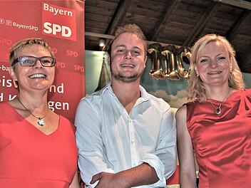 Zur Jubiläumsfeier der SPD Poppenlauer begrüßte Ortsvorsitzender Dennis Heuchler die Bundestagsabgeordnete und Kreisvorsitzende Sabine Dittmar (links) sowie die stellvertretende SPD-Landesvorsitzende Marietta Eder. Foto: Sigismund von Dobschütz