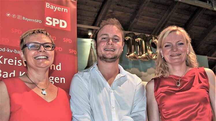 Zur Jubiläumsfeier der SPD Poppenlauer begrüßte Ortsvorsitzender Dennis Heuchler die Bundestagsabgeordnete und Kreisvorsitzende Sabine Dittmar (links) sowie die stellvertretende SPD-Landesvorsitzende Marietta Eder. Foto: Sigismund von Dobschütz