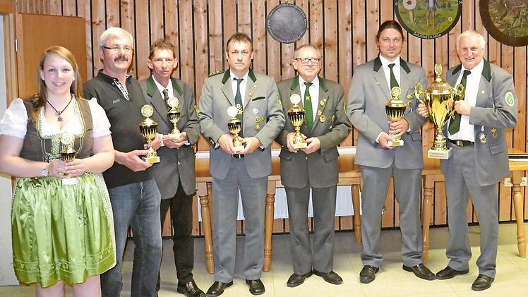 Stolz sind Kurt Schleicher und Tino Arnold (von rechts) auf den Grenzlandpokal, den heuer die Schützengesellschaft Junkersdorf gewonnen hat. Neben ihnen die Vertreter der Vereine aus Dürrenried, Eckartshausen, Heilgersdorf, Ditterswind und Autenhausen  Fotos: Marion Schleicher