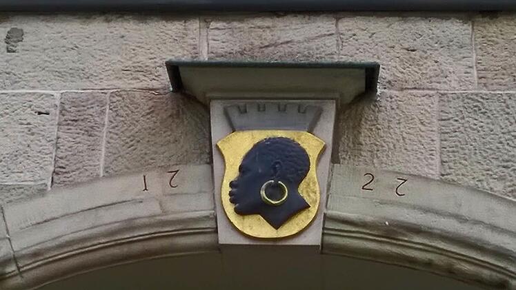 Der Mohr auf dem  Schlussstein über dem Eingang zur Stadtapotheke ist seit 1950 entscheidend für die heutige Form des Stadtwappens.Jochen Berger
