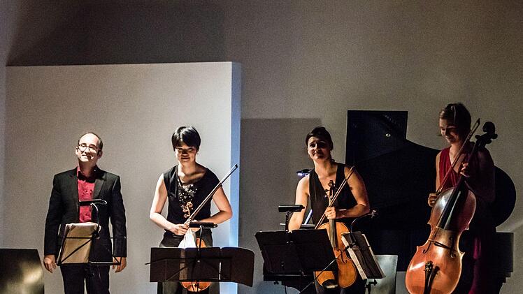 Faszinierende Kombination: Gemeinsam mit dem Bandoneon-Virtuosen Kostas Raptis musizierte das Flex Ensemble in Coburg. Zur Musik präsentierte Tosh Leykum Video-Sequenzen.Foto: Jochen Berger