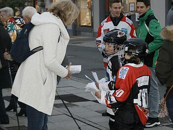 Eishockey-Kinder machten gemeinsam mit ihren Eltern Passanten in der Bad Kissinger Altstadt auf das Schicksal der Eissporthalle und der betroffenen Fans und Vereine aufmerksam. Foto: Steffen Standke