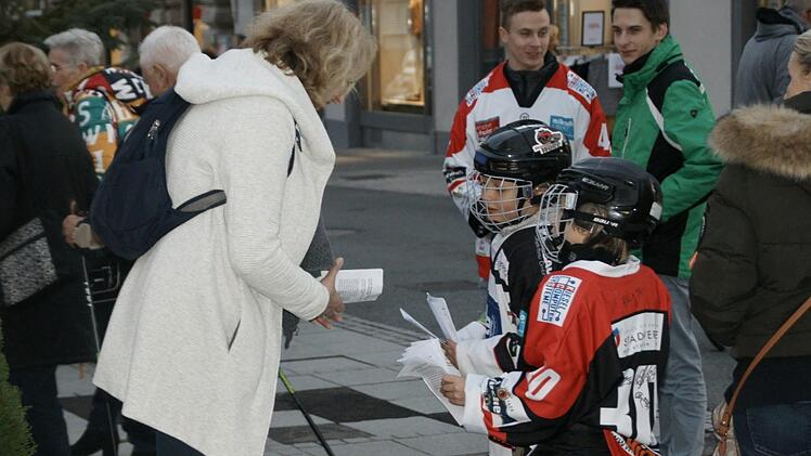 Eishockey-Kinder machten gemeinsam mit ihren Eltern Passanten in der Bad Kissinger Altstadt auf das Schicksal der Eissporthalle und der betroffenen Fans und Vereine aufmerksam. Foto: Steffen Standke
