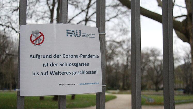 Ausgangsbeschränkung wegen des Coronavirus  in Erlangen: der  Schlossgarten ist gesperrt.  Foto: Christian Bauriedel