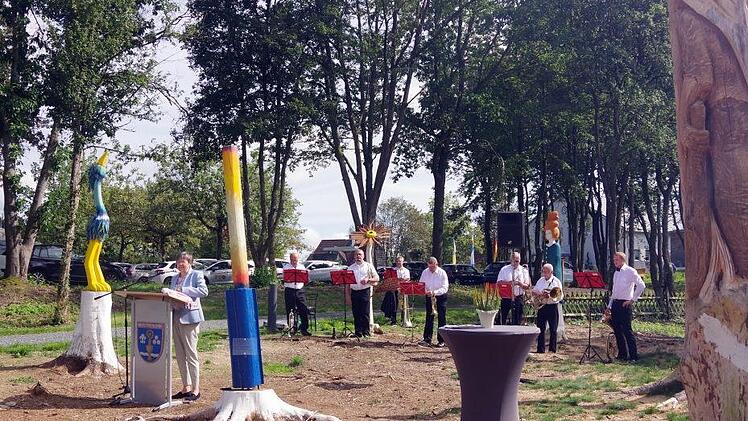 Regierungspr&auml;sidentin Heidrun Piwernetz zeigte sich von der Vielfalt der Kunstwerke beeindruckt. Foto: Heike Sch&uuml;lein