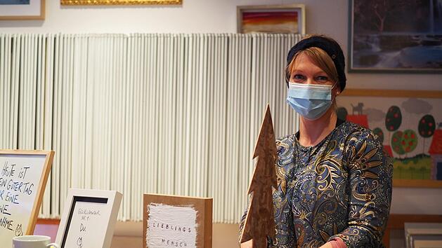 Tanya Fischer-Schmidt hat nach der Wiederer&ouml;ffnung ihres Gesch&auml;fts RahmenART Fischer in der Webergasse regelm&auml;&szlig;ig Nachtschichten eingelegt, um alle Auftr&auml;ge rechtzeitig fertig zu bekommen. Foto: Cindy D&ouml;tschel