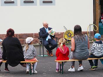 Oberbürgermeister Dirk Vogel las für die Kinder der Kita Poppenroth aus dem Buch "König Pups". Foto: Mario Selzer