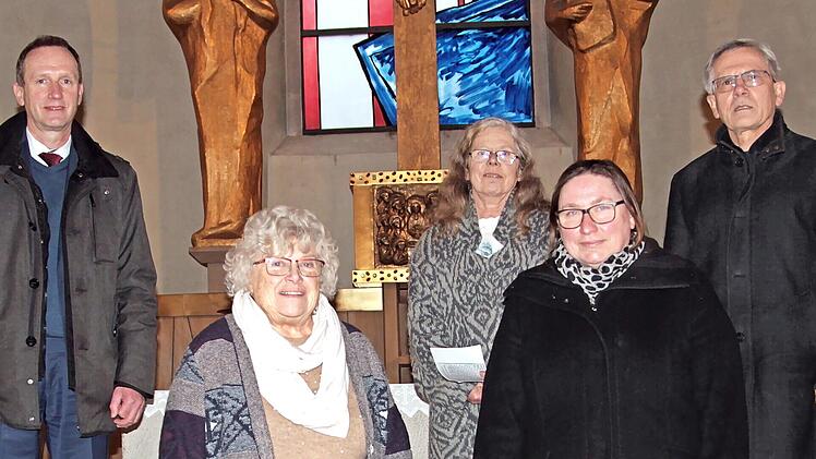 Jutta Sender (vorne links) und Elisabeth Schneider wurden als Leiterinnen des Seniorenkreises verabschiedet. (hinten von links) B&uuml;rgermeister Michael Ziegler, Pastoralreferentin Barbara Heinrich und Pfarrer Bernhard &Ouml;chsner.
