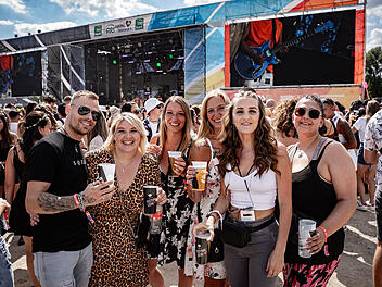 Flughafen Nürnberg: "Latin Airport Festival" lockt rund 15.000 Besucher - das sind die schönsten Bilder