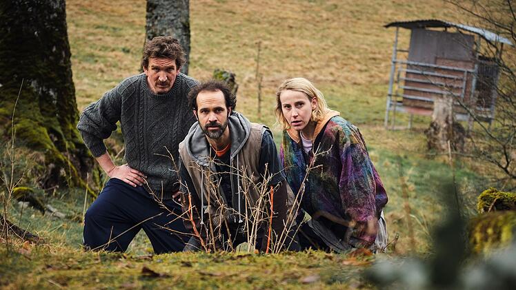 Drei undurchsichtige Gesellen pirschen sich an den Hof von Friedemann Berg heran. Dessen Bruder Reinhard Berg (Felician Hohnloser, zweiter von links) ist mit Luke Badrow (Karsten Antonio Mielke) und Mika Novak (Mareike Beykirch) unterwegs. Was haben die drei vor?