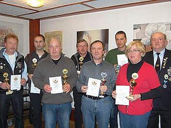 Die erfolgreichsten Schützen stellten sich zum Erinnerungsfoto (von links) Rainer Nitschke, Frank Eidel, Helmuth Hauck, Wolfgang Zeitz, Roland Knüttel, Alexander Baumgart, Betty Vogler-Bernhardt und Bezirksschießwart Gerhard Heilmann.  Foto: Günther Straub