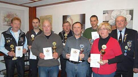 Die erfolgreichsten Schützen stellten sich zum Erinnerungsfoto (von links) Rainer Nitschke, Frank Eidel, Helmuth Hauck, Wolfgang Zeitz, Roland Knüttel, Alexander Baumgart, Betty Vogler-Bernhardt und Bezirksschießwart Gerhard Heilmann.  Foto: Günther Straub