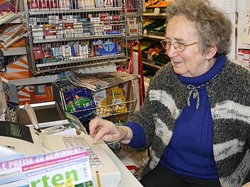 Seit über sechs Jahrzehnten ist Hedwig Löffler Verkäuferin. Noch heute sitzt sie tagtäglich an der Kasse. Sie ist der Meinung: "Der Laden hält mich jung!" Foto: Veronika Schadeck