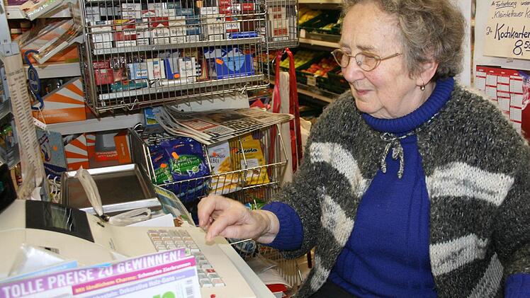 Seit über sechs Jahrzehnten ist Hedwig Löffler Verkäuferin. Noch heute sitzt sie tagtäglich an der Kasse. Sie ist der Meinung: "Der Laden hält mich jung!" Foto: Veronika Schadeck