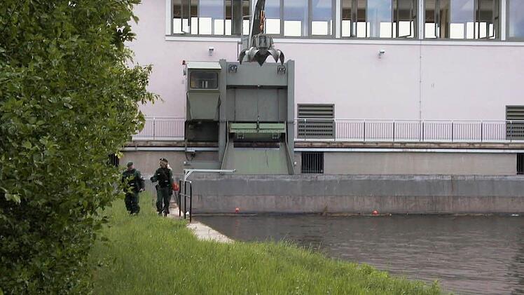 Fundort: Am Rechen des Kraftwerks Knetzgau ist der Torso aus dem Main geborgen worden.  Fotos: Archiv