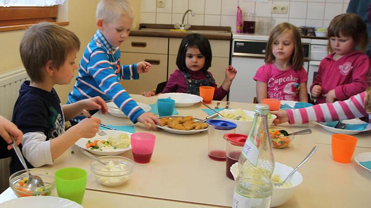 Die Kids langen kräftig zu.