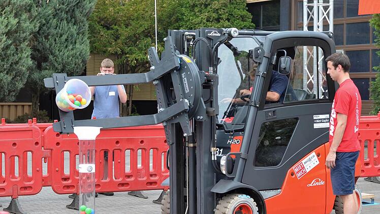 Geschicklichkeit ist beim Stapler-Cup in Nürnberg gefragt. Frankens Gabelstaplerfahrer haben sich am Wochenende zum Wettkampf getroffen. Foto: Nikolas Pelke