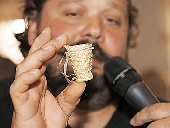 Thomas Backof zeigt die Miniatur-Arbeiten