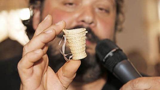 Thomas Backof zeigt die Miniatur-Arbeiten