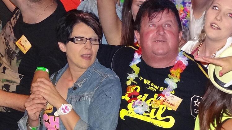 Hawaiketten machten das Outfit der Besucher der Mallorca-Party perfekt.