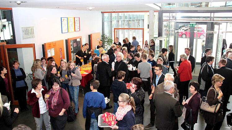 Begrüung der Gäste im Foyer Foto: Johanna Blum